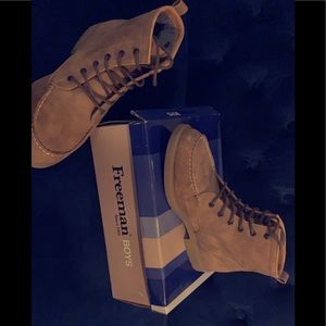 Freeman Boys Tyson Taupe/Tan boots. Size 6.5 boys Width: M